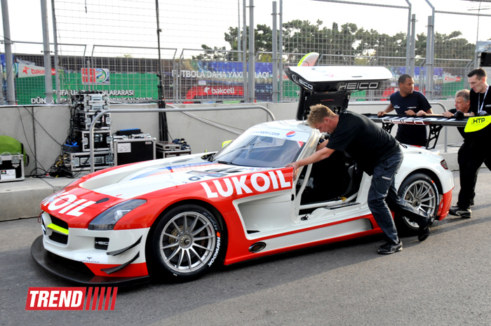 В Баку стартовал парад гоночных машин, участвующих в City Challenge (Фото)